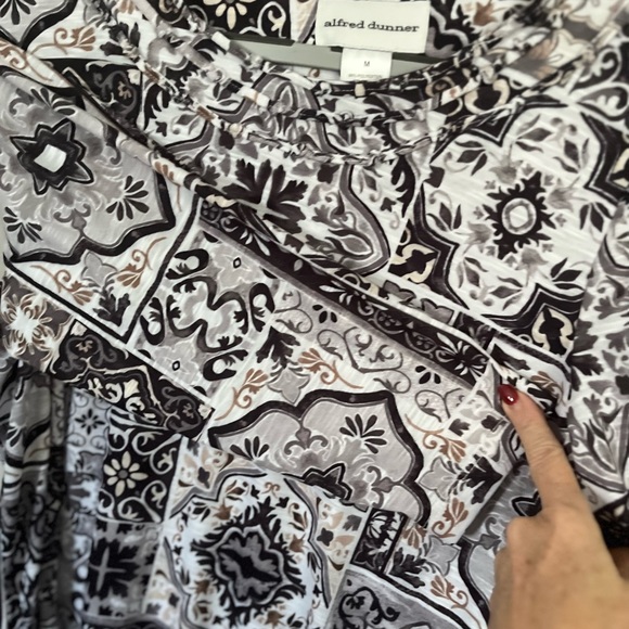 Like New Black /White Paisley Top-Medium - Picture 6 of 6